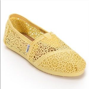 TOMS yellow lace shoes womens size 8.5